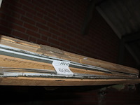 Planken keralit zwart, latjes met plakstrip en enkele balken en planken op 2 schappen. - afbeelding 1 van  2