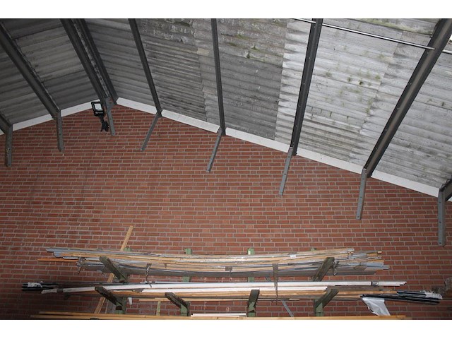 Planken keralit zwart, latjes met plakstrip en enkele balken en planken op 2 schappen. - afbeelding 2 van  2