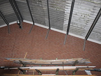 Planken keralit zwart, latjes met plakstrip en enkele balken en planken op 2 schappen. - afbeelding 2 van  2