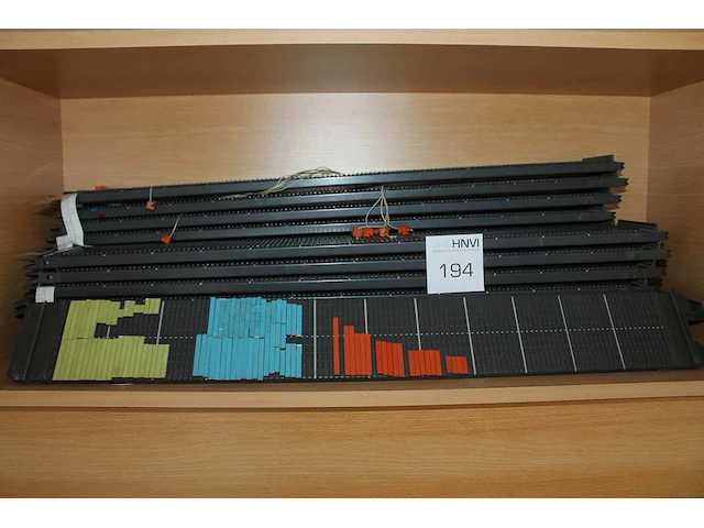 Plansysteem bestaande uit circa 20 metalen stroken van 10 x 83 cm met magneten in diverse maten en uitvoeri... - afbeelding 1 van  2