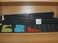 Plansysteem bestaande uit circa 20 metalen stroken van 10 x 83 cm met magneten in diverse maten en uitvoeri... - afbeelding 1 van  2