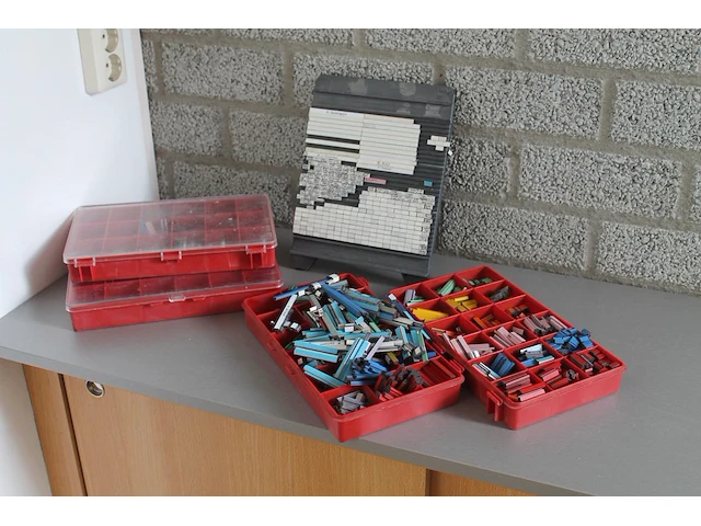 Plansysteem bestaande uit circa 20 metalen stroken van 10 x 83 cm met magneten in diverse maten en uitvoeri... - afbeelding 2 van  2