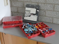 Plansysteem bestaande uit circa 20 metalen stroken van 10 x 83 cm met magneten in diverse maten en uitvoeri... - afbeelding 2 van  2
