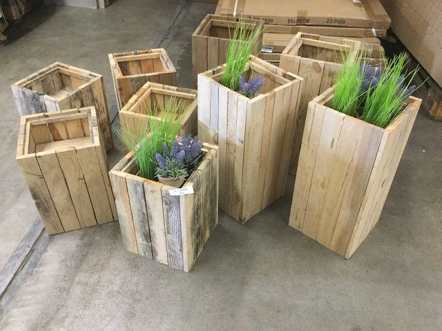 Plantenbakken gemaakt van gebruikt hout, 2 soorten. (10x) - afbeelding 1 van  3