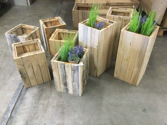 Plantenbakken gemaakt van gebruikt hout, 2 soorten. (10x) - afbeelding 1 van  3