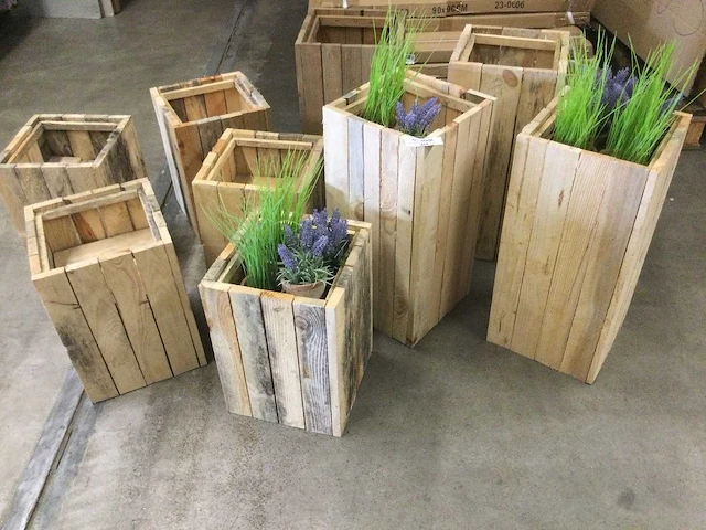 Plantenbakken gemaakt van gebruikt hout, 2 soorten. (10x) - afbeelding 1 van  3