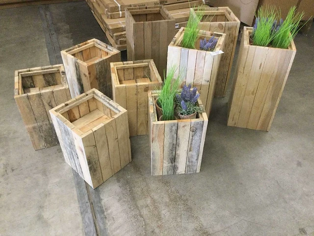 Plantenbakken gemaakt van gebruikt hout, 2 soorten. (10x) - afbeelding 2 van  3