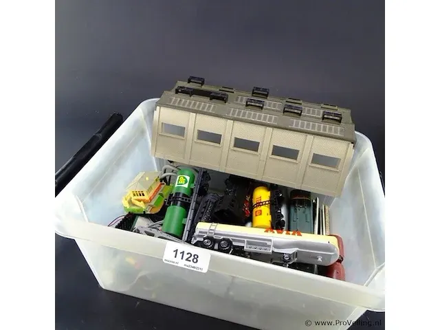 Plastic bak met modeltreinen en toebehoren - afbeelding 1 van  5