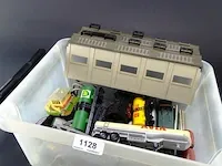 Plastic bak met modeltreinen en toebehoren - afbeelding 1 van  5