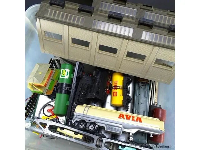 Plastic bak met modeltreinen en toebehoren - afbeelding 2 van  5
