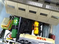 Plastic bak met modeltreinen en toebehoren - afbeelding 2 van  5