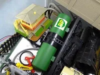 Plastic bak met modeltreinen en toebehoren - afbeelding 3 van  5