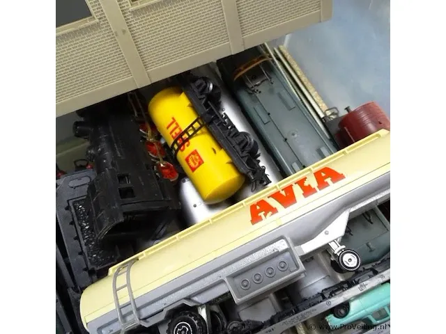 Plastic bak met modeltreinen en toebehoren - afbeelding 4 van  5