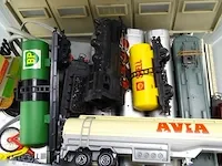 Plastic bak met modeltreinen en toebehoren - afbeelding 5 van  5