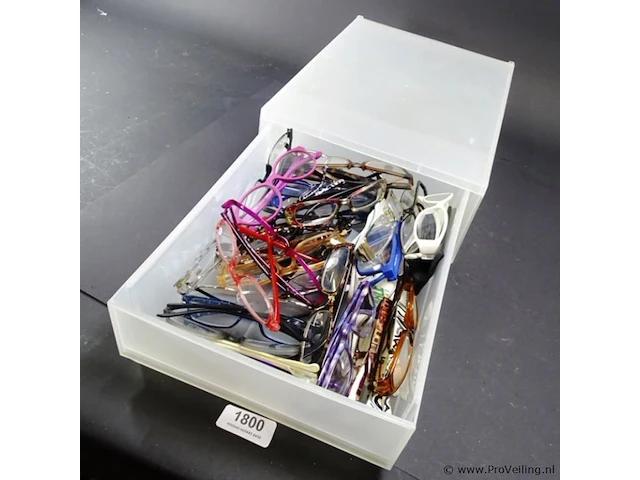 Plastic bak met partij brillen - afbeelding 1 van  5