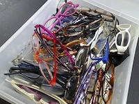 Plastic bak met partij brillen - afbeelding 2 van  5