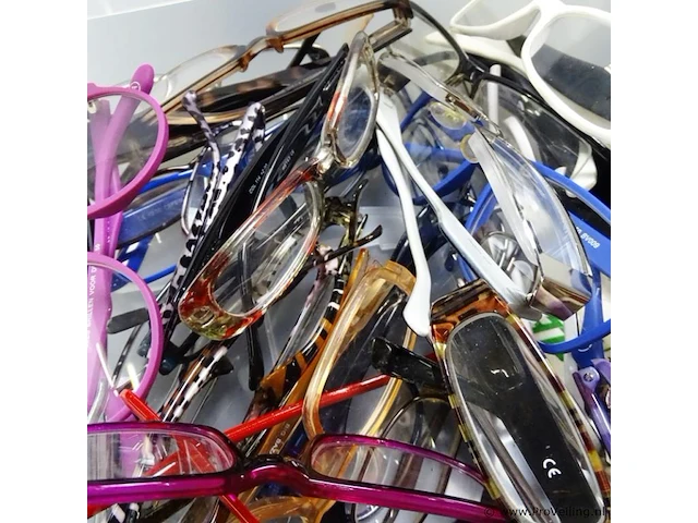 Plastic bak met partij brillen - afbeelding 3 van  5