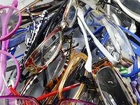 Plastic bak met partij brillen - afbeelding 3 van  5
