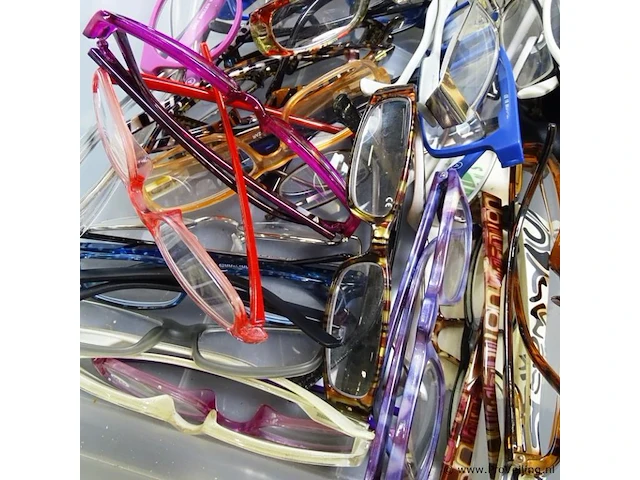 Plastic bak met partij brillen - afbeelding 4 van  5