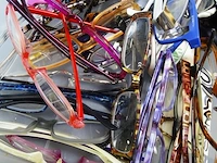 Plastic bak met partij brillen - afbeelding 4 van  5
