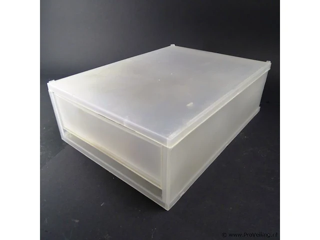 Plastic bak met partij brillen - afbeelding 5 van  5