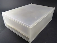 Plastic bak met partij brillen - afbeelding 5 van  5