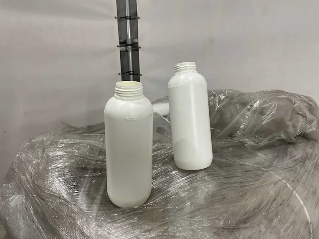 Plastic fles 1 liter (370x) - afbeelding 4 van  6