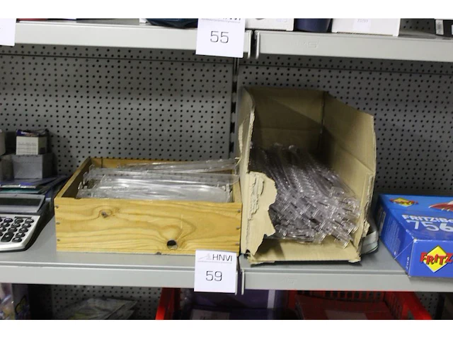 Plastic schappenscheiders in houten en kartonnen doos - afbeelding 1 van  3