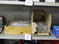 Plastic schappenscheiders in houten en kartonnen doos - afbeelding 1 van  3