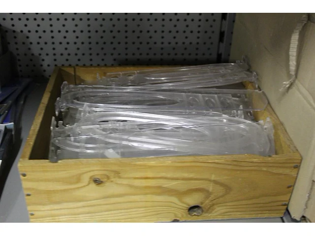 Plastic schappenscheiders in houten en kartonnen doos - afbeelding 2 van  3
