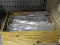Plastic schappenscheiders in houten en kartonnen doos - afbeelding 2 van  3