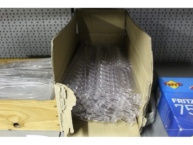 Plastic schappenscheiders in houten en kartonnen doos - afbeelding 3 van  3