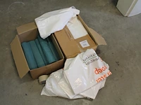 Plastic vuilnis- en kledingzakkenzakken in en om twee dozen. - afbeelding 1 van  2