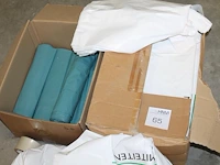 Plastic vuilnis- en kledingzakkenzakken in en om twee dozen. - afbeelding 2 van  2