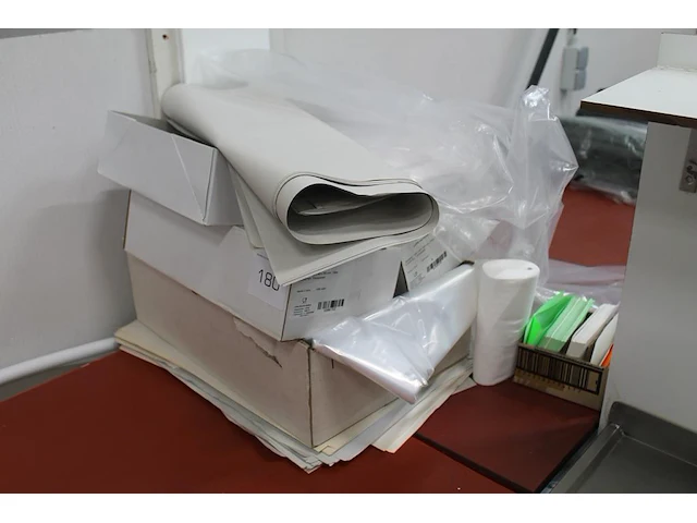 Plastic zakken en vloeipapier. - afbeelding 1 van  2