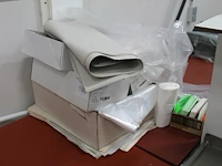 Plastic zakken en vloeipapier. - afbeelding 1 van  2
