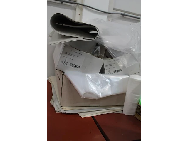 Plastic zakken en vloeipapier. - afbeelding 2 van  2
