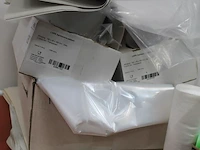 Plastic zakken en vloeipapier. - afbeelding 2 van  2