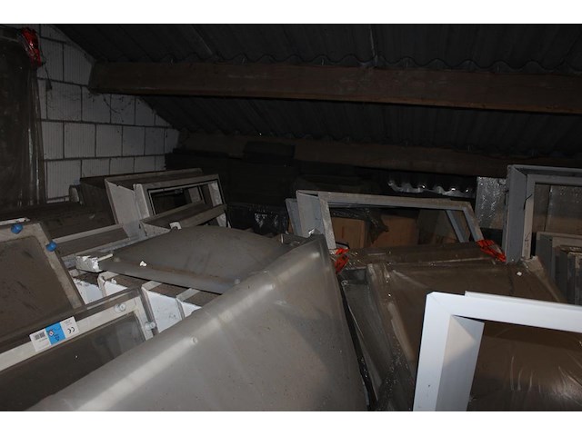 Platdak lichtkoepels / vensters in diverse maten en uitvoeringen op entresol. compleetheid onbekend. - afbeelding 1 van  5