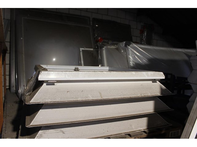 Platdak lichtkoepels / vensters in diverse maten en uitvoeringen op entresol. compleetheid onbekend. - afbeelding 2 van  5