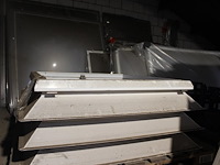 Platdak lichtkoepels / vensters in diverse maten en uitvoeringen op entresol. compleetheid onbekend. - afbeelding 2 van  5