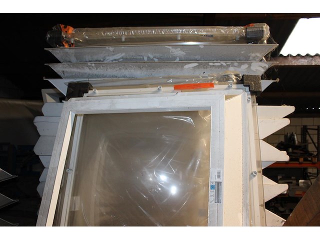 Platdak lichtkoepels / vensters in diverse maten en uitvoeringen op entresol. compleetheid onbekend. - afbeelding 3 van  5