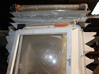 Platdak lichtkoepels / vensters in diverse maten en uitvoeringen op entresol. compleetheid onbekend. - afbeelding 3 van  5