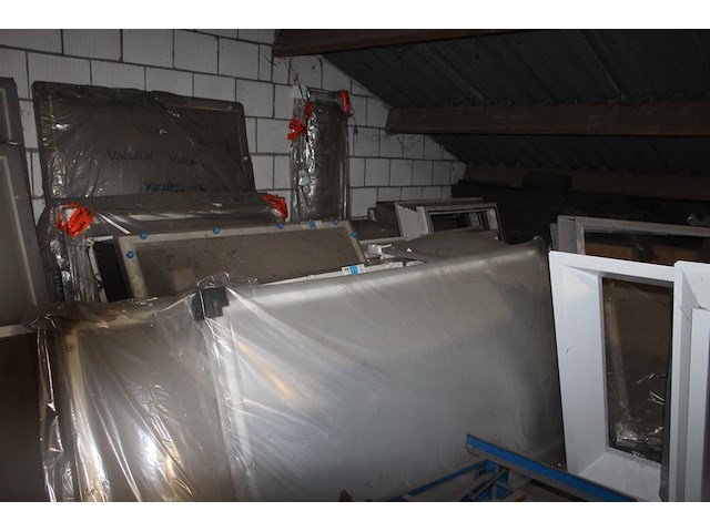 Platdak lichtkoepels / vensters in diverse maten en uitvoeringen op entresol. compleetheid onbekend. - afbeelding 4 van  5