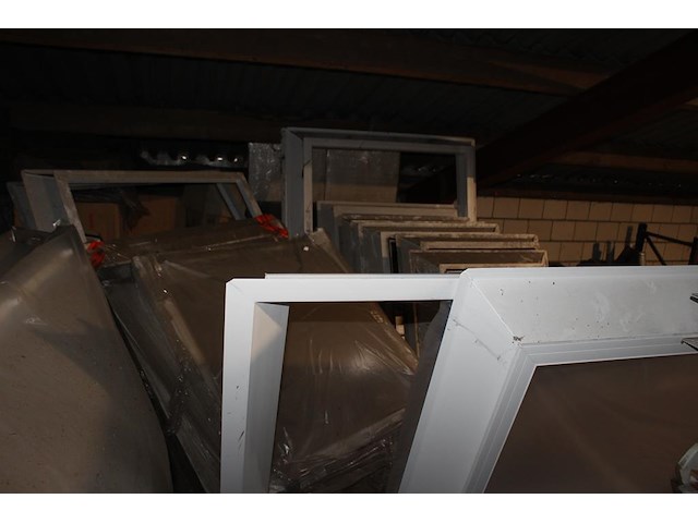 Platdak lichtkoepels / vensters in diverse maten en uitvoeringen op entresol. compleetheid onbekend. - afbeelding 5 van  5