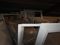 Platdak lichtkoepels / vensters in diverse maten en uitvoeringen op entresol. compleetheid onbekend. - afbeelding 5 van  5