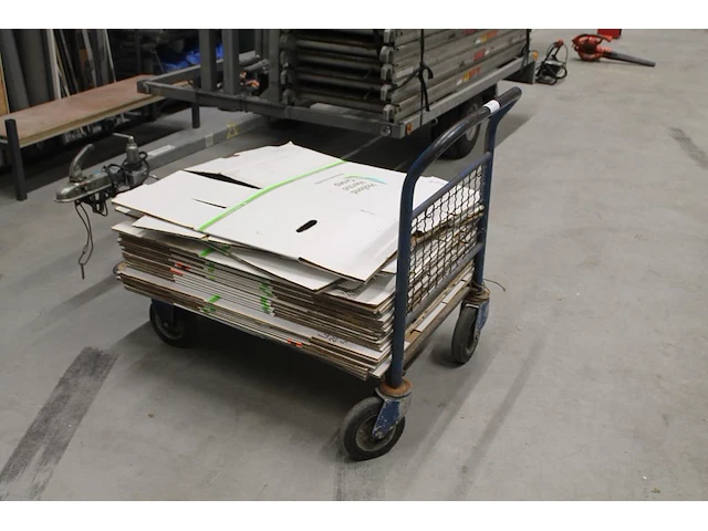 Plateauwagen met plateau-afmeting 110 x 60 cm. - afbeelding 1 van  2