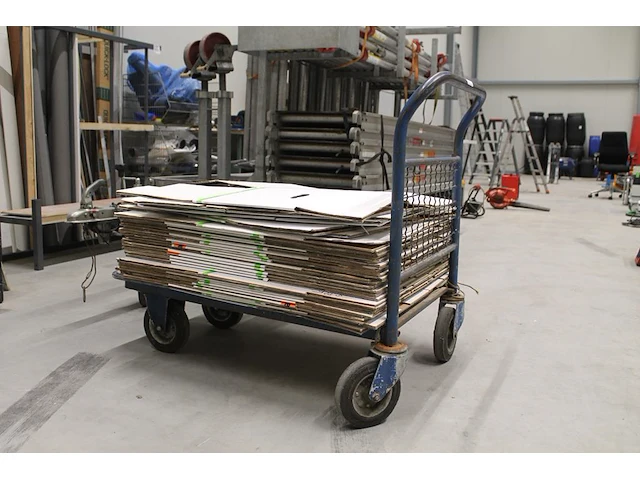 Plateauwagen met plateau-afmeting 110 x 60 cm. - afbeelding 2 van  2