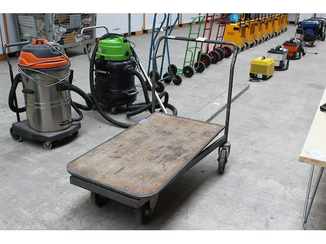 Plateauwagen met plateau-afmeting 118 x 65 cm. - afbeelding 1 van  2