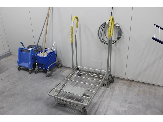 Plateauwagen met plateauafmeting 100 x 60 cm. - afbeelding 1 van  2